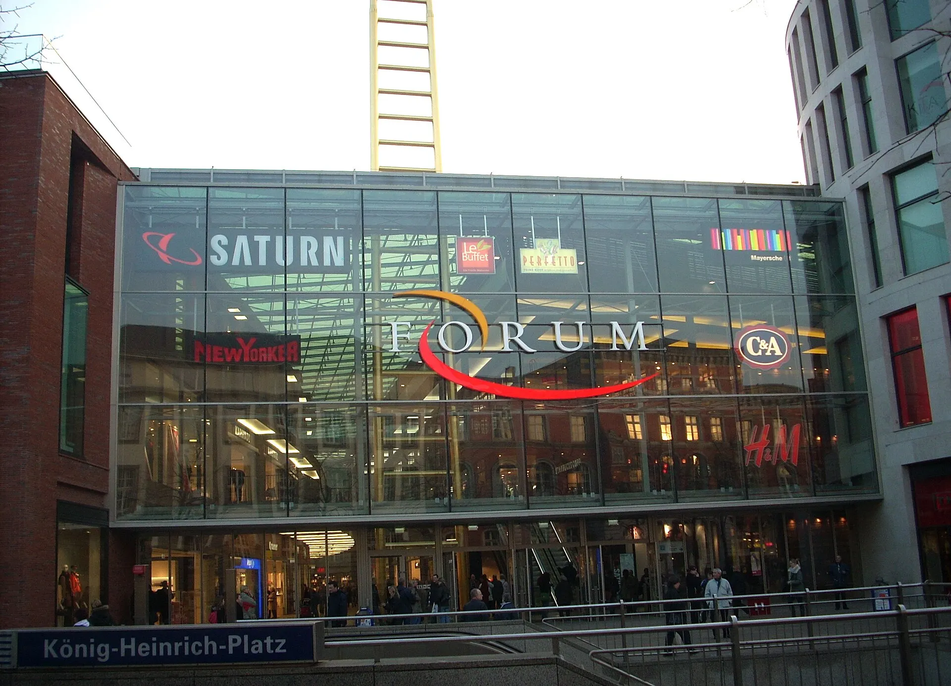 Eingang zum Einkaufszentrum Forum Duisburg