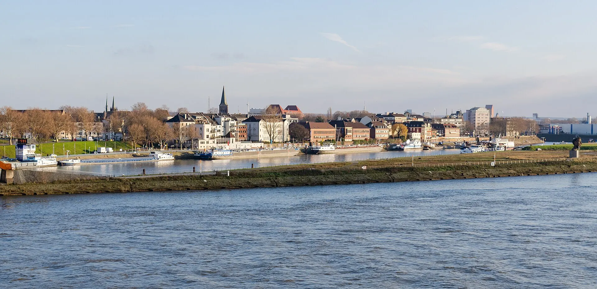 Historischer Hafen im Duisburger Stadtteil Ruhrort