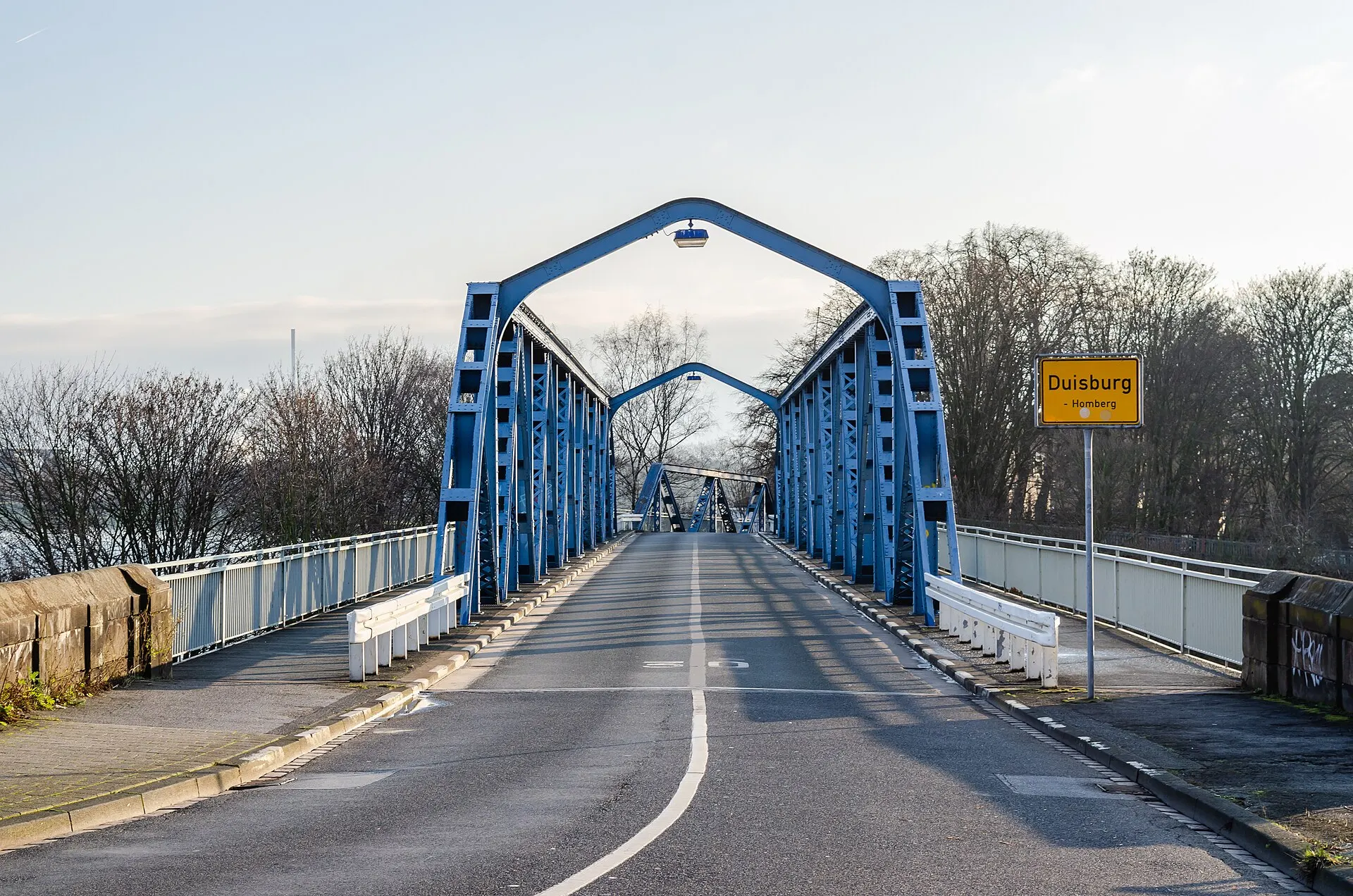 Königstraße mit Brücke im linksrheinischen Homberg