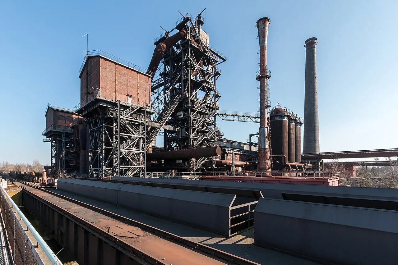 Landschaftspark Duisburg-Nord mit dem stillgelegten Hüttenwerk bei Nacht