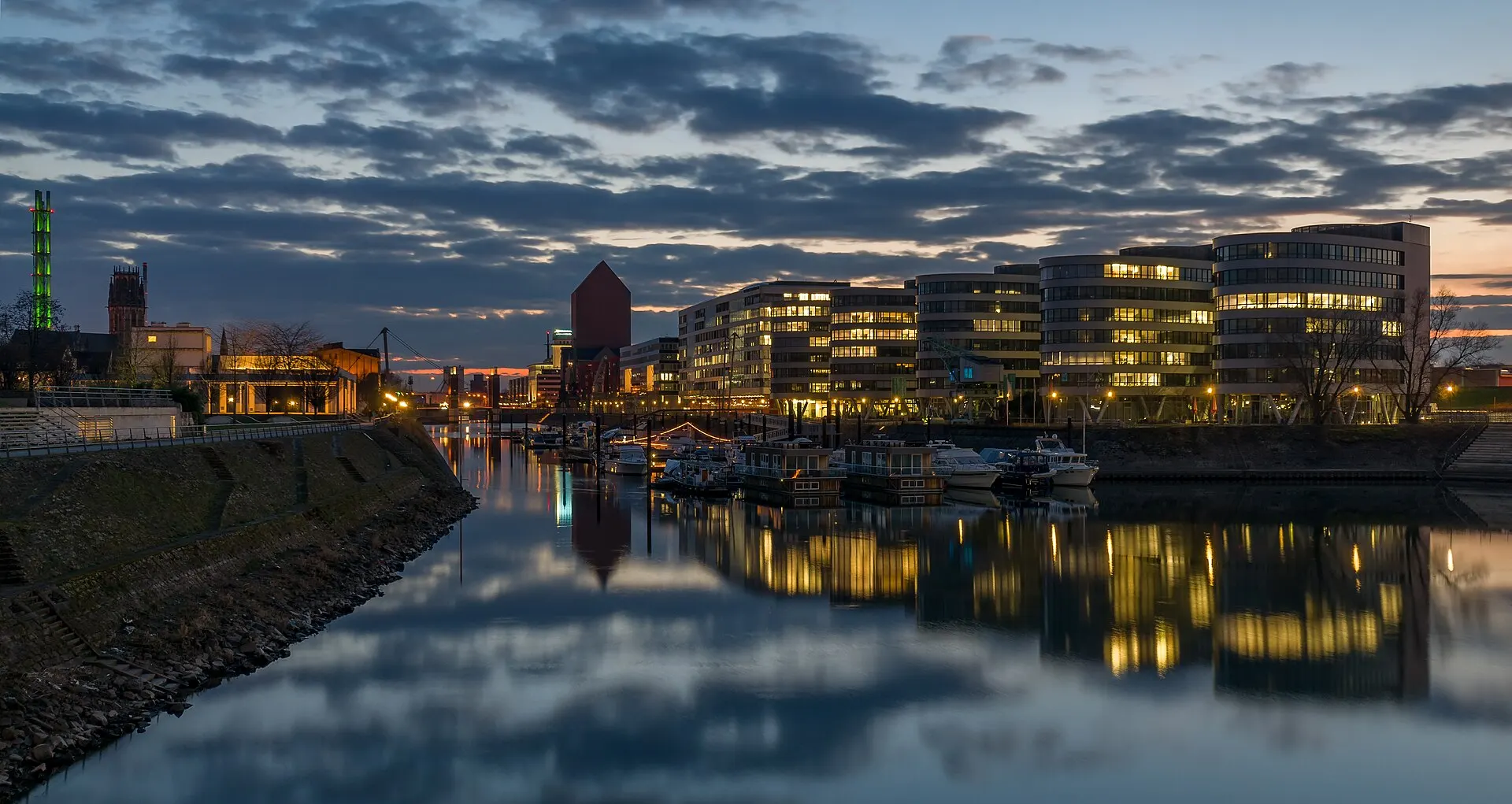 Marina im Duisburger Innenhafen mit den Five Boats am Abend