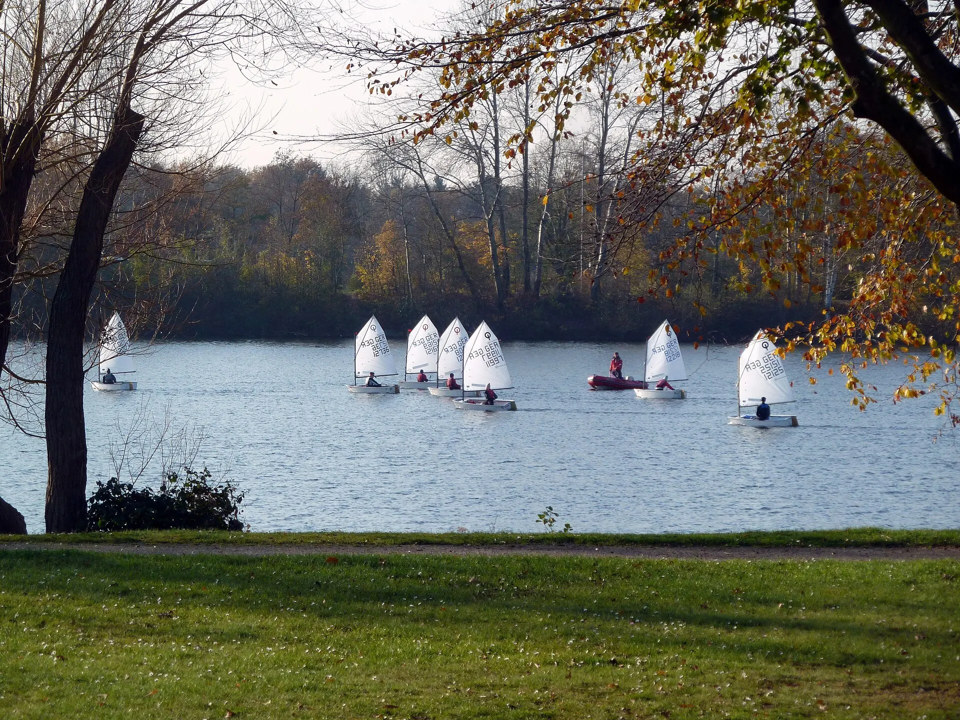 Segelboote auf dem Masurensee in Duisburg-Wedau